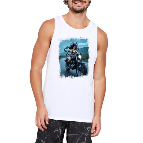 Camiseta Regata Medusa andando de moto - Imagem 2