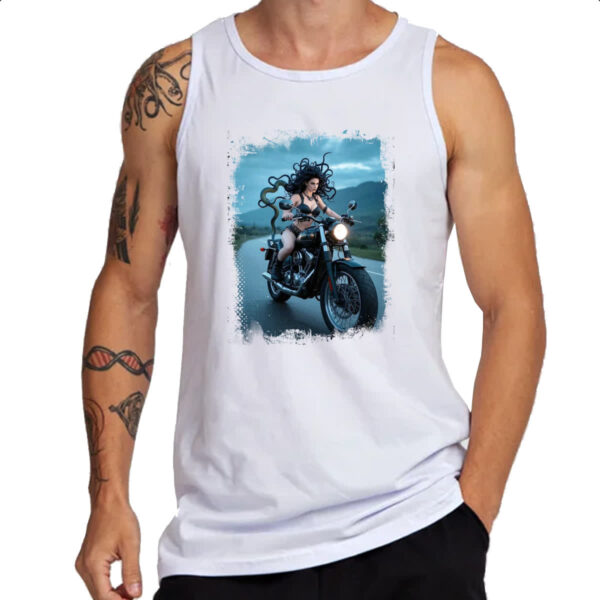 Camiseta Regata Medusa andando de moto - Imagem 3