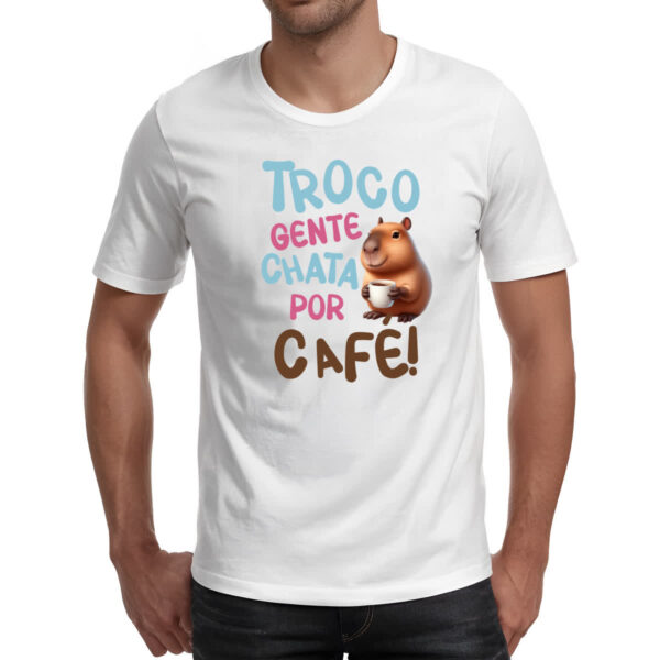 Camiseta Unissex Cappivara troco gente chata por cafe - Imagem 2
