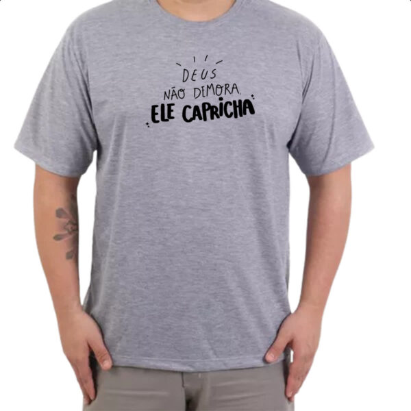 Camiseta Cinza Religioso Deus nao demora capricha - Imagem 3