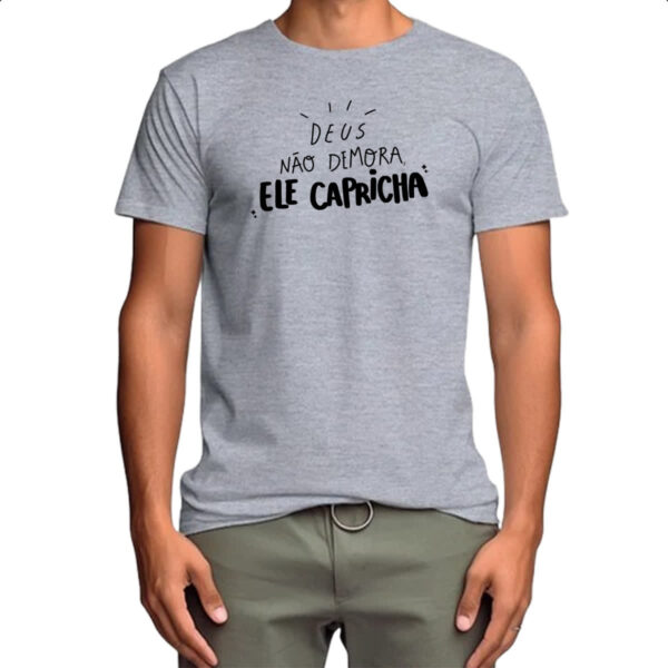 Camiseta Cinza Religioso Deus nao demora capricha - Imagem 4