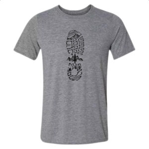 Camiseta Cinza Pegada montanha aventureiro