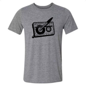 Camiseta Cinza Nostalgia Fita K7 e Caneta
