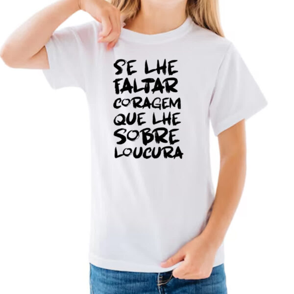 Camiseta Infanto Juvenil Se faltar coragem sobre loucura - Imagem 3
