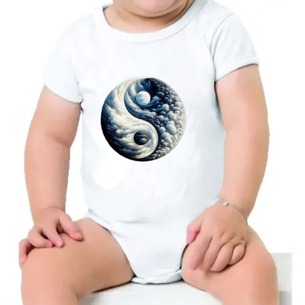Body infantil Yin Yang Nuvens - Imagem 4