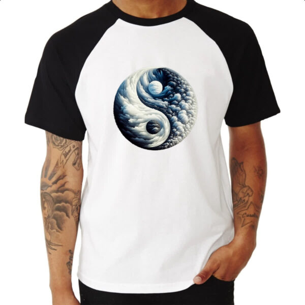 Camiseta Raglan Yin Yang Nuvens - Imagem 3