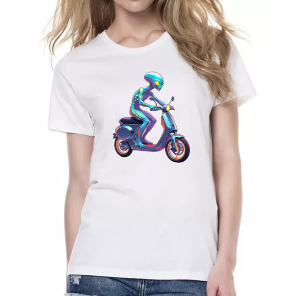 Camiseta Baby Look ET andando de moto - Imagem 2