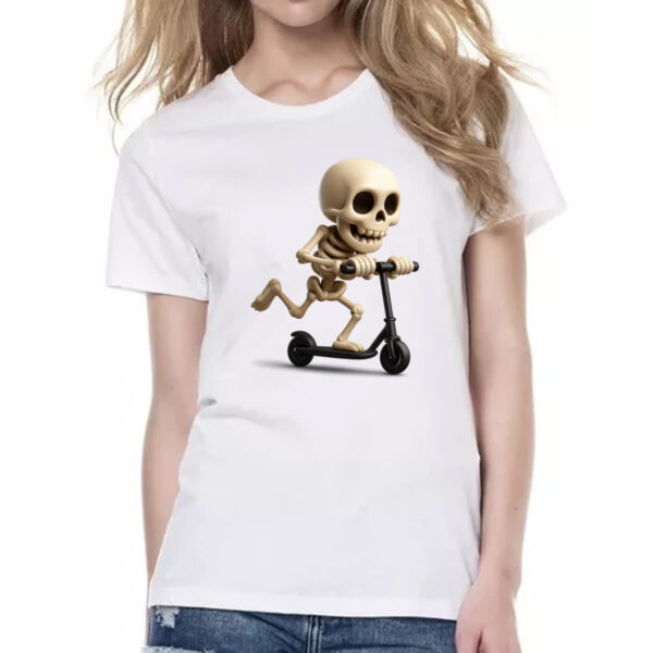 Camiseta Baby Look Caveira Cute andando de patinete - Imagem 2
