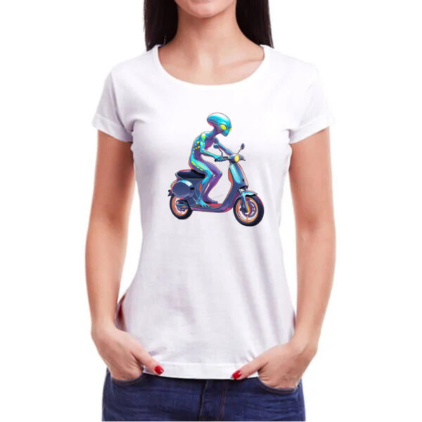 Camiseta Baby Look ET andando de moto - Imagem 3