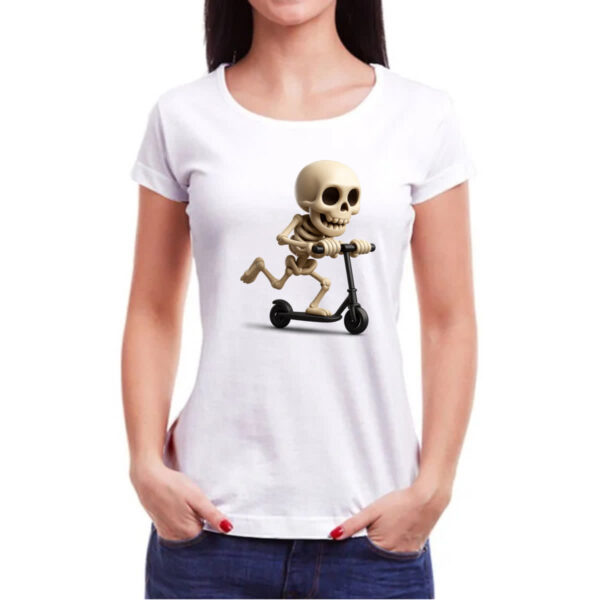 Camiseta Baby Look Caveira Cute andando de patinete - Imagem 3
