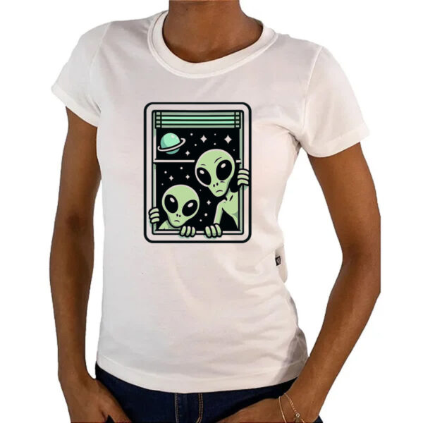 Camiseta Baby Look Aliens na janela - Imagem 4