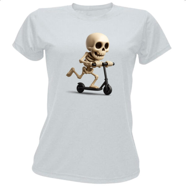 Camiseta Baby Look Caveira Cute andando de patinete