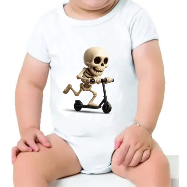 Body infantil Caveira Cute andando de patinete - Imagem 4