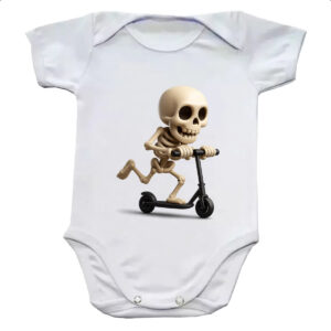 Body infantil Caveira Cute andando de patinete