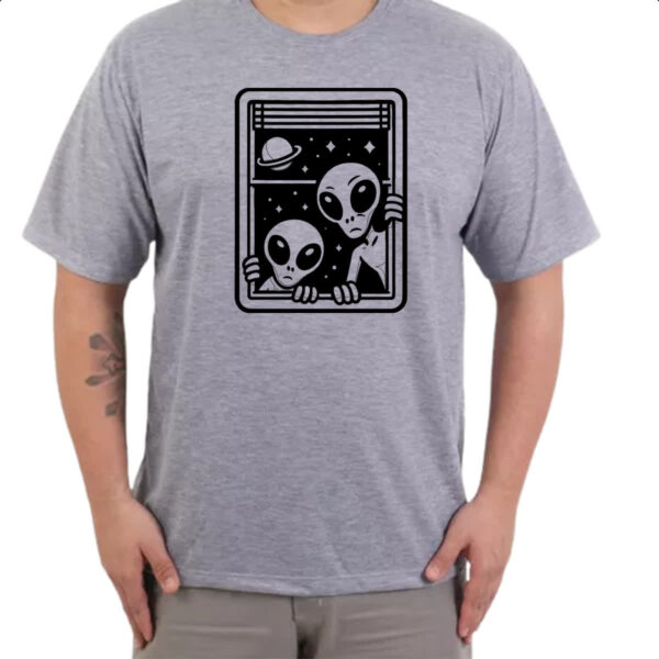Camiseta Cinza Aliens na janela - Imagem 3