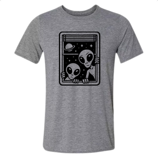 Camiseta Cinza Aliens na janela