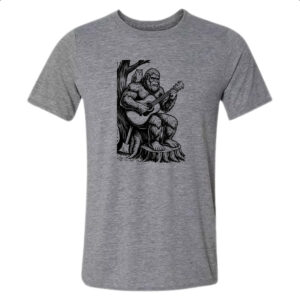 Camiseta Cinza Pe grande tocando violao
