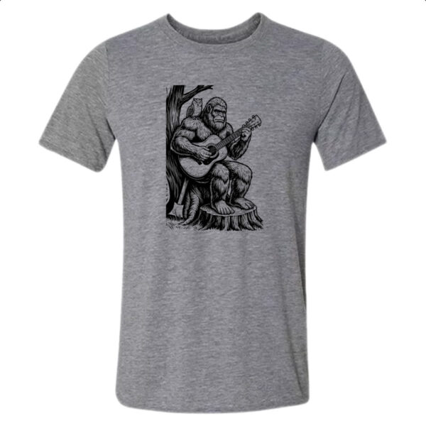 Camiseta Cinza Pe grande tocando violao