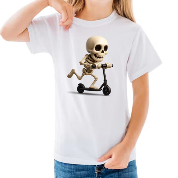 Camiseta Infanto Juvenil Caveira Cute andando de patinete - Imagem 3