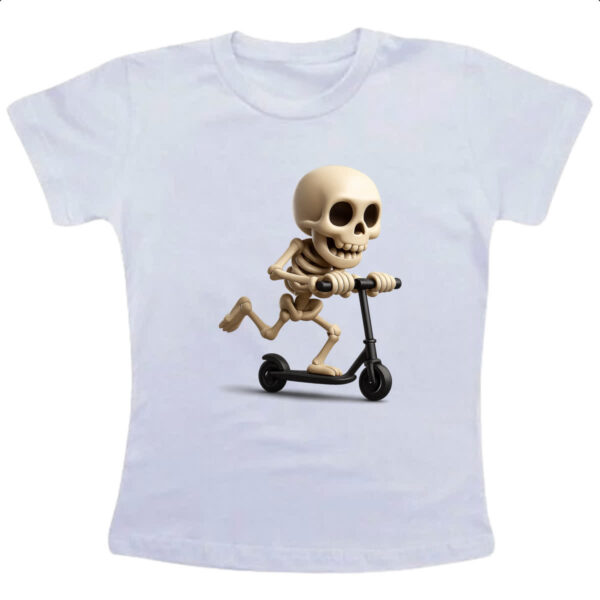 Camiseta Infanto Juvenil Caveira Cute andando de patinete