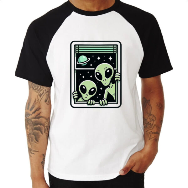 Camiseta Raglan Aliens na janela - Imagem 3