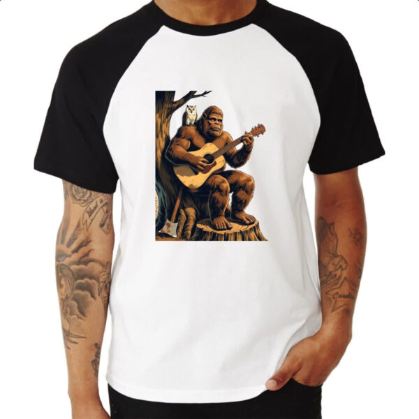 Camiseta Raglan Pe grande tocando violao - Imagem 3