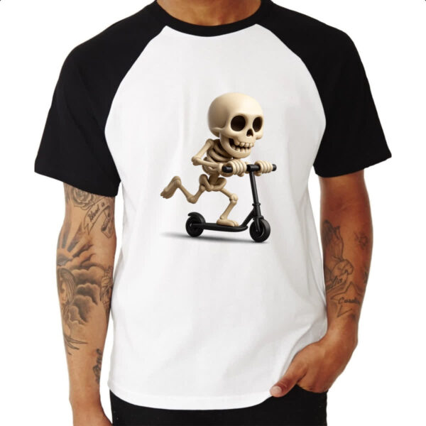 Camiseta Raglan Caveira Cute andando de patinete - Imagem 3