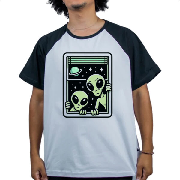 Camiseta Raglan Aliens na janela - Imagem 4