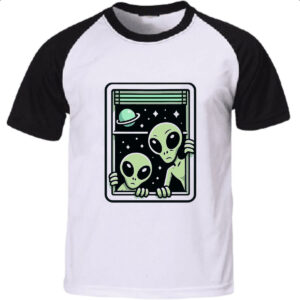 Camiseta Raglan Aliens na janela