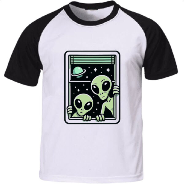 Camiseta Raglan Aliens na janela