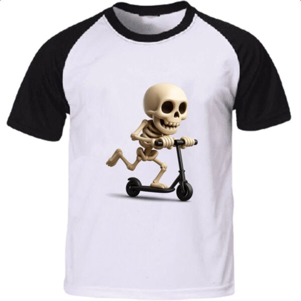Camiseta Raglan Caveira Cute andando de patinete
