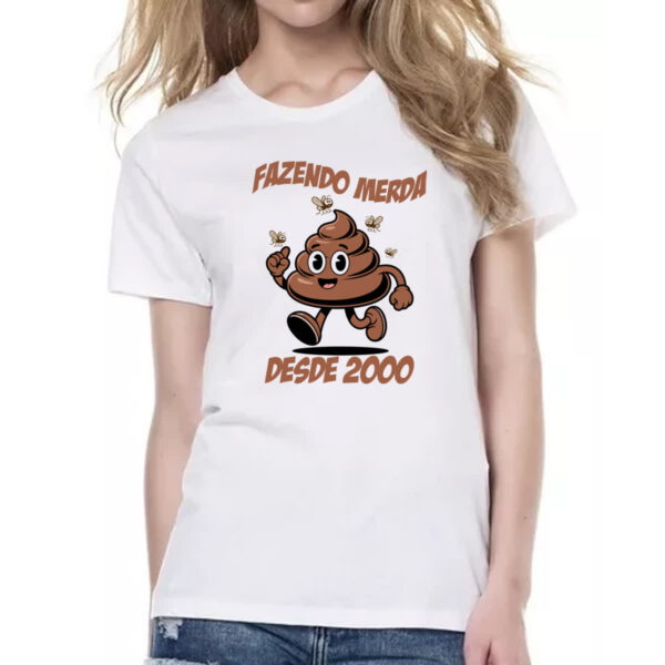 Camiseta Baby Look Fazendo Merda desde 2000 - Imagem 2