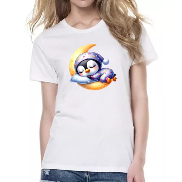 Camiseta Baby Look Cute Pinguim dormindo na Lua - Imagem 2