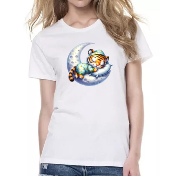 Camiseta Baby Look Cute Tigre dormindo na Lua - Imagem 2