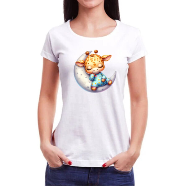 Camiseta Baby Look Cute Girafa dormindo na Lua - Imagem 3
