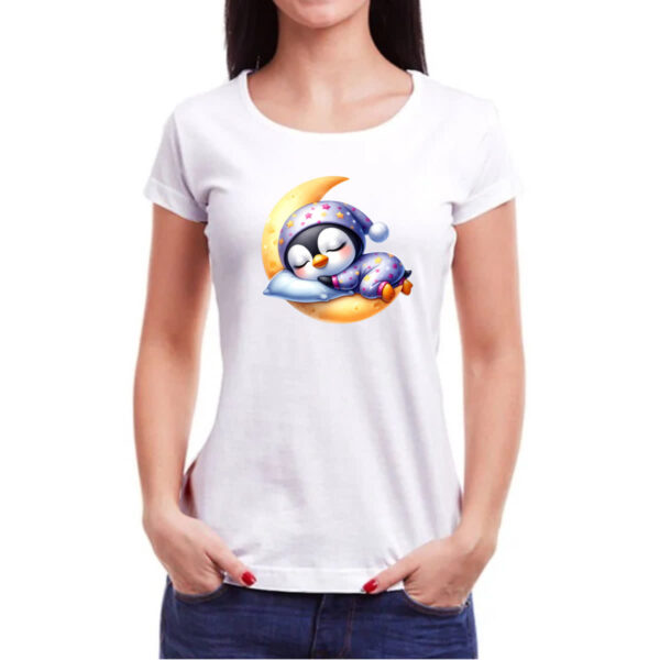 Camiseta Baby Look Cute Pinguim dormindo na Lua - Imagem 3