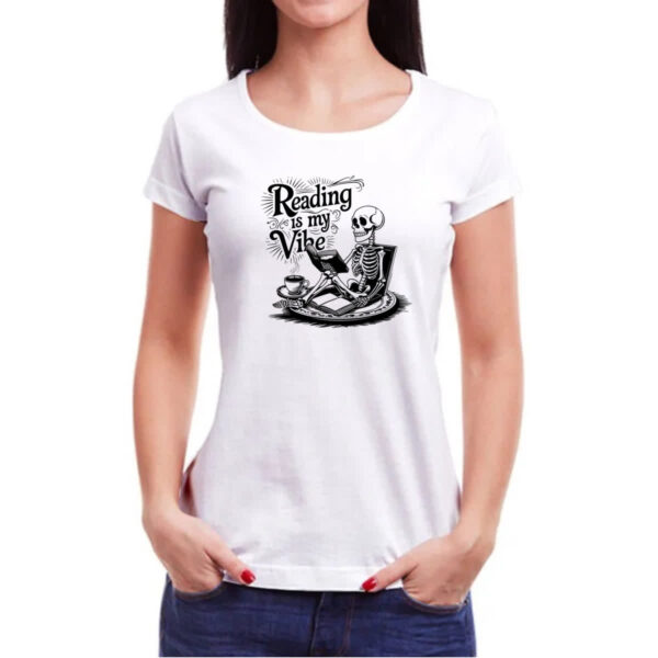 Camiseta Baby Look Caveira Reading is my vibe - Imagem 3