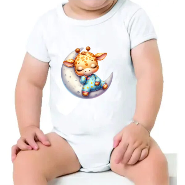 Body infantil Cute Girafa dormindo na Lua - Imagem 4