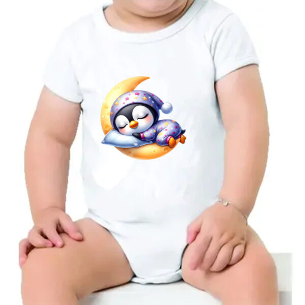 Body infantil Cute Pinguim dormindo na Lua - Imagem 4