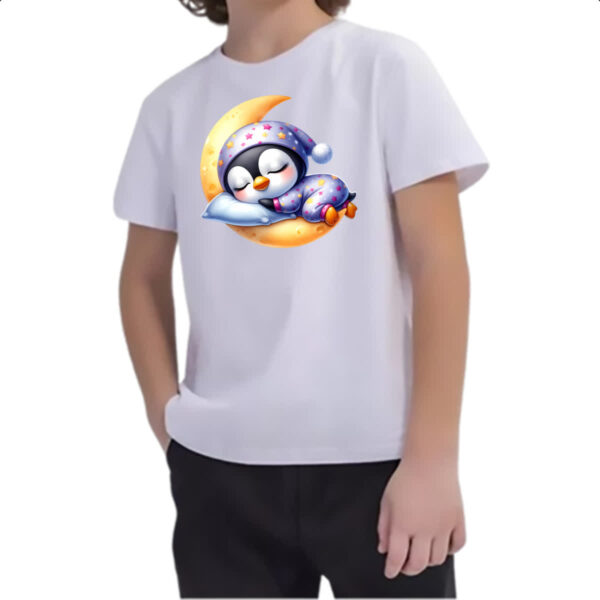 Camiseta Infanto Juvenil Cute Pinguim dormindo na Lua - Imagem 2