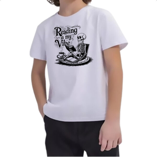 Camiseta Infanto Juvenil Caveira Reading is my vibe - Imagem 2