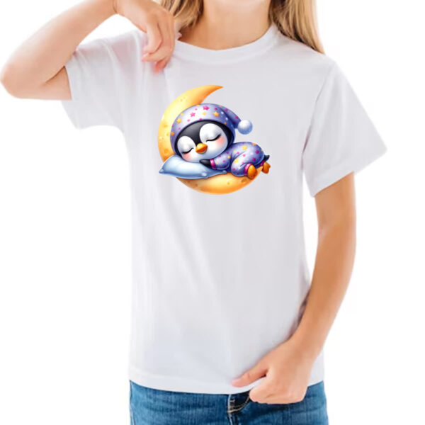 Camiseta Infanto Juvenil Cute Pinguim dormindo na Lua - Imagem 3