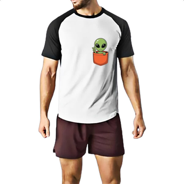 Camiseta Raglan Alien no bolso laranja - Imagem 2