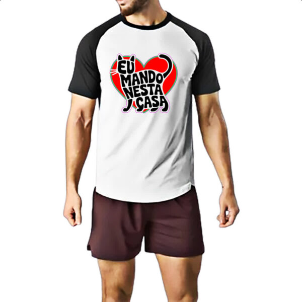 Camiseta Raglan Silhueta gato manda na casa - Imagem 2