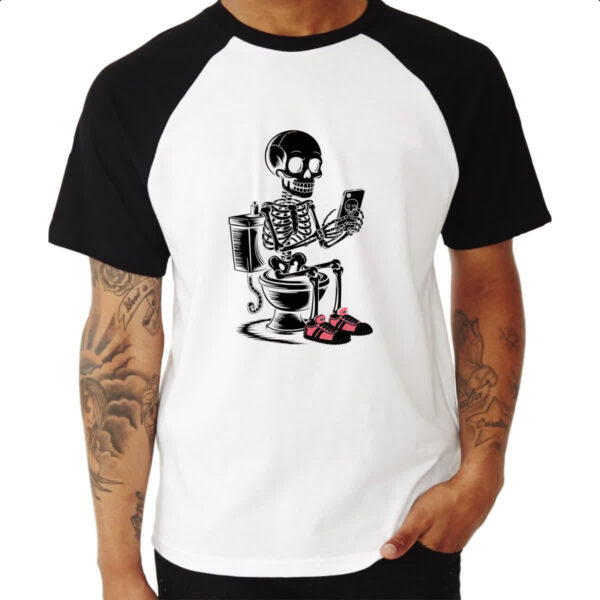 Camiseta Raglan Esqueleto na Sala de Forca - Imagem 3