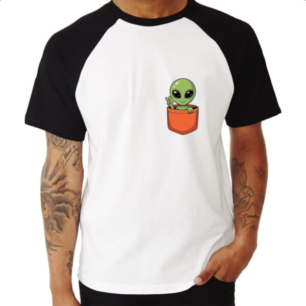 Camiseta Raglan Alien no bolso laranja - Imagem 3