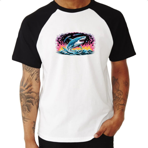 Camiseta Raglan Megalodon Psicodelico Arte - Imagem 3