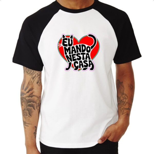 Camiseta Raglan Silhueta gato manda na casa - Imagem 3