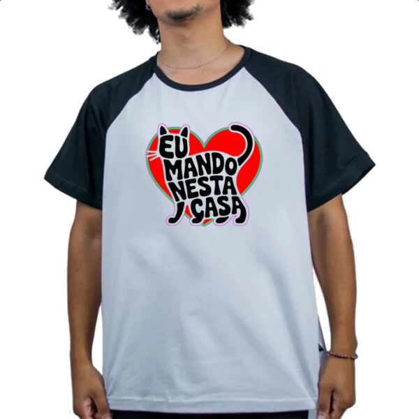 Camiseta Raglan Silhueta gato manda na casa - Imagem 4
