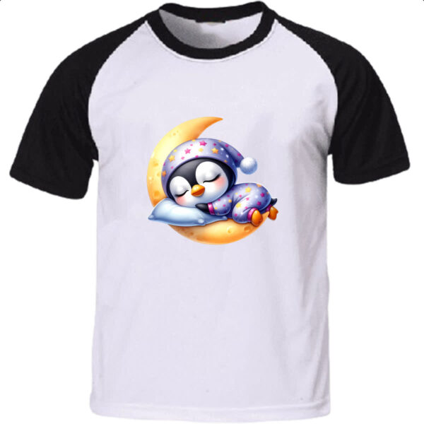 Camiseta Raglan Cute Pinguim dormindo na Lua